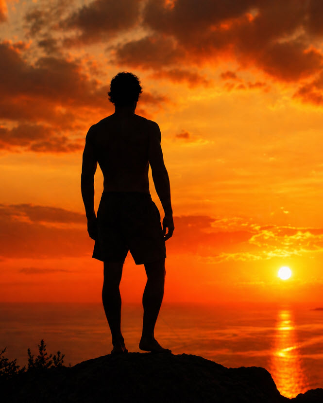 Menschliche Silhouette im Sonnenuntergang